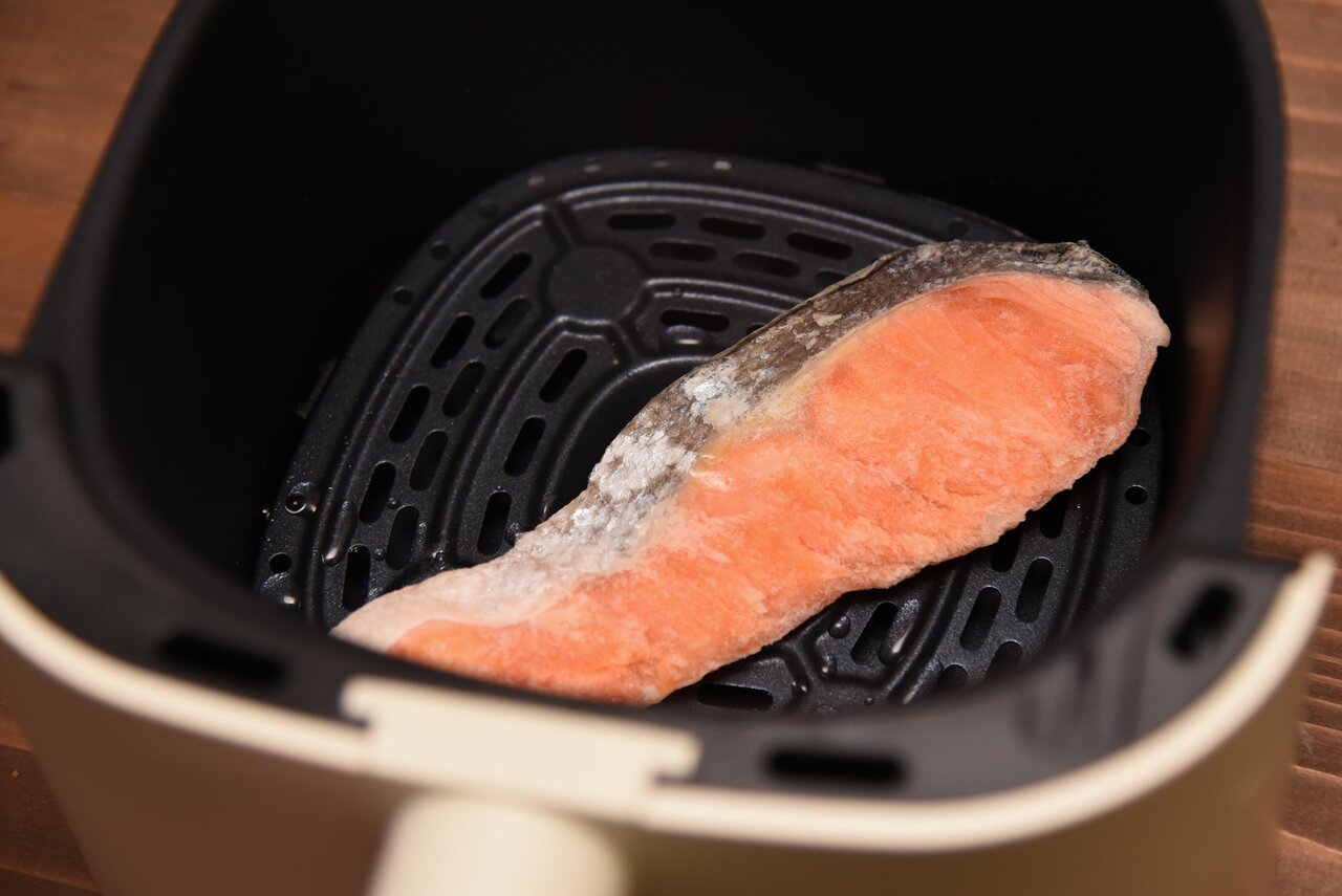 エアフライヤーのなかの鮭