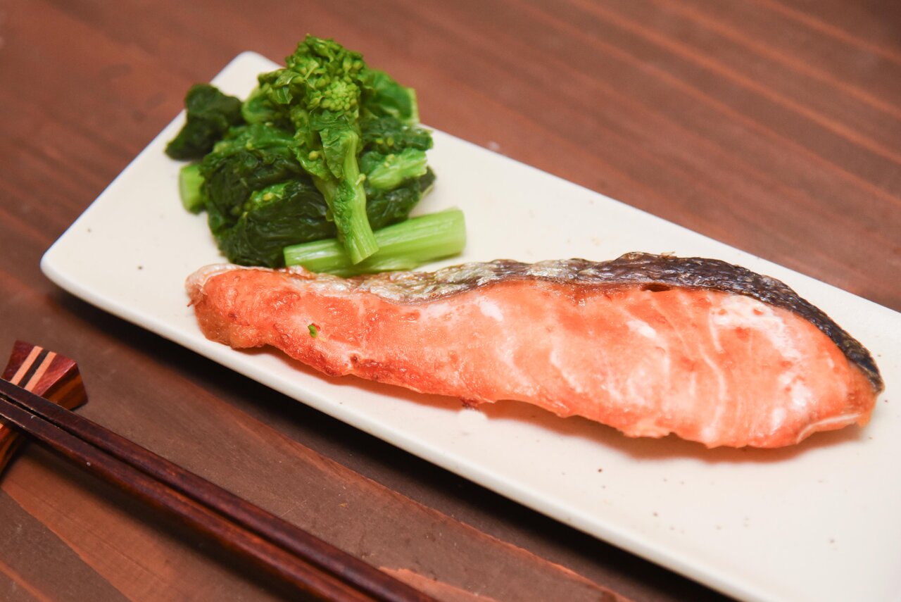 盛り付けられた鮭