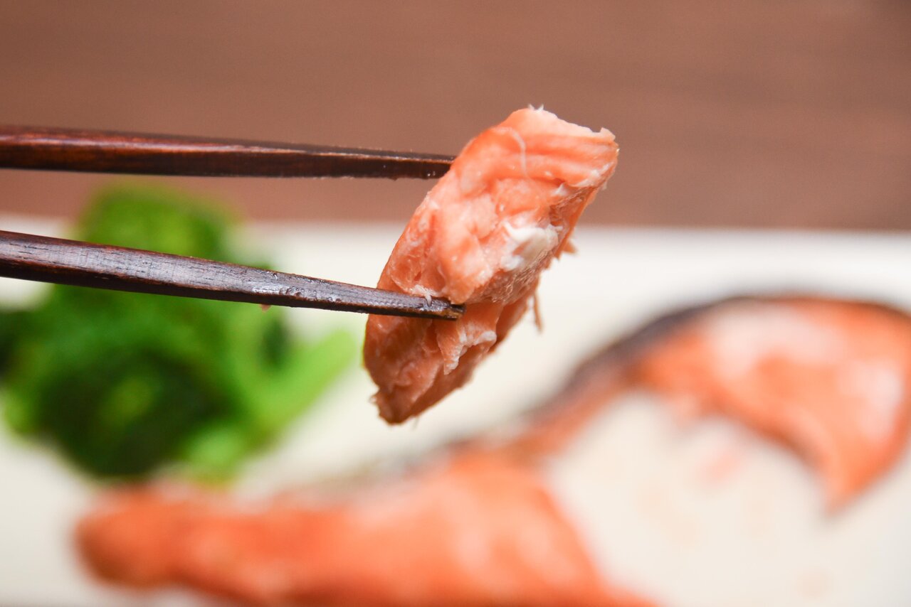 箸で持ち上げた鮭