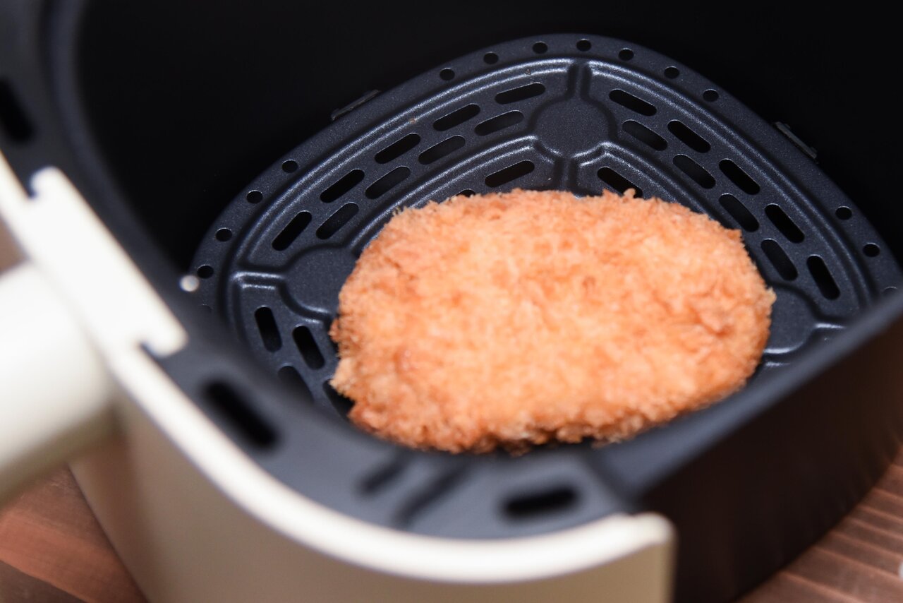 エアフライヤーのなかのコロッケ