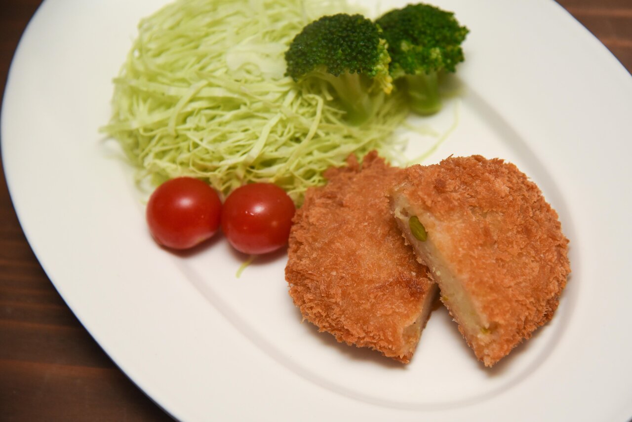 盛り付けたコロッケ