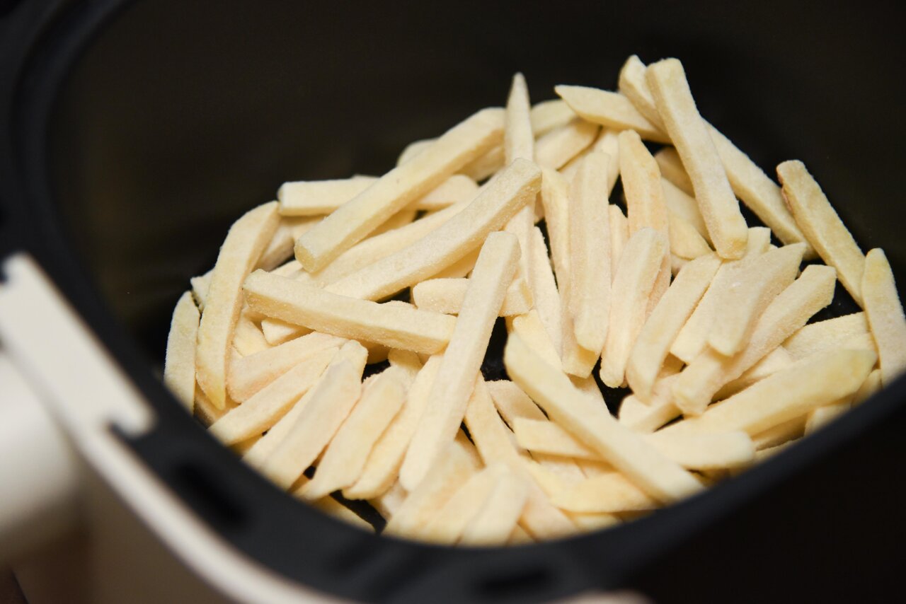 エアフライヤーのなかのポテト