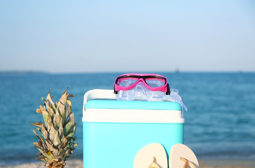 海辺に置かれたクーラーボックスとビーチセット