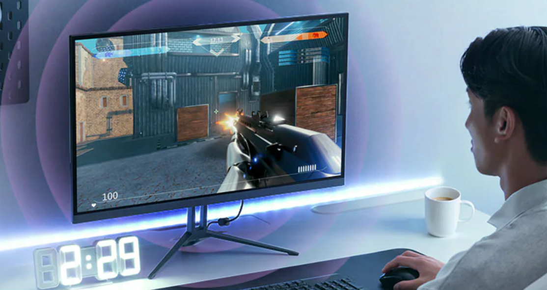 ゲーミングモニター 23.8inchを使う男性