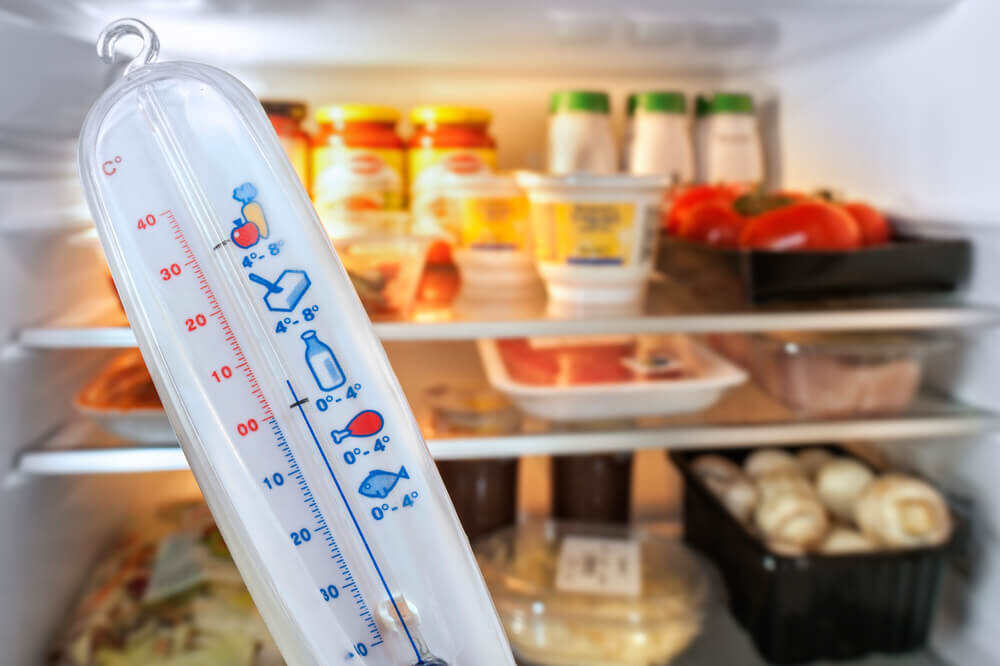 冷蔵庫の前に掲げられた温度計