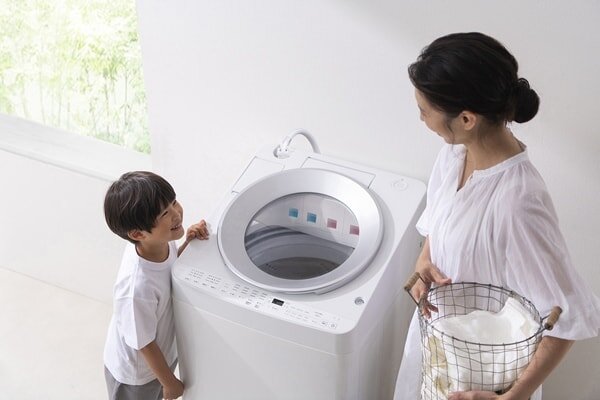 洗濯機の周りを囲む親子