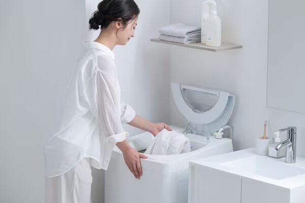 アイリスオーヤマの洗濯機で洗濯する女性