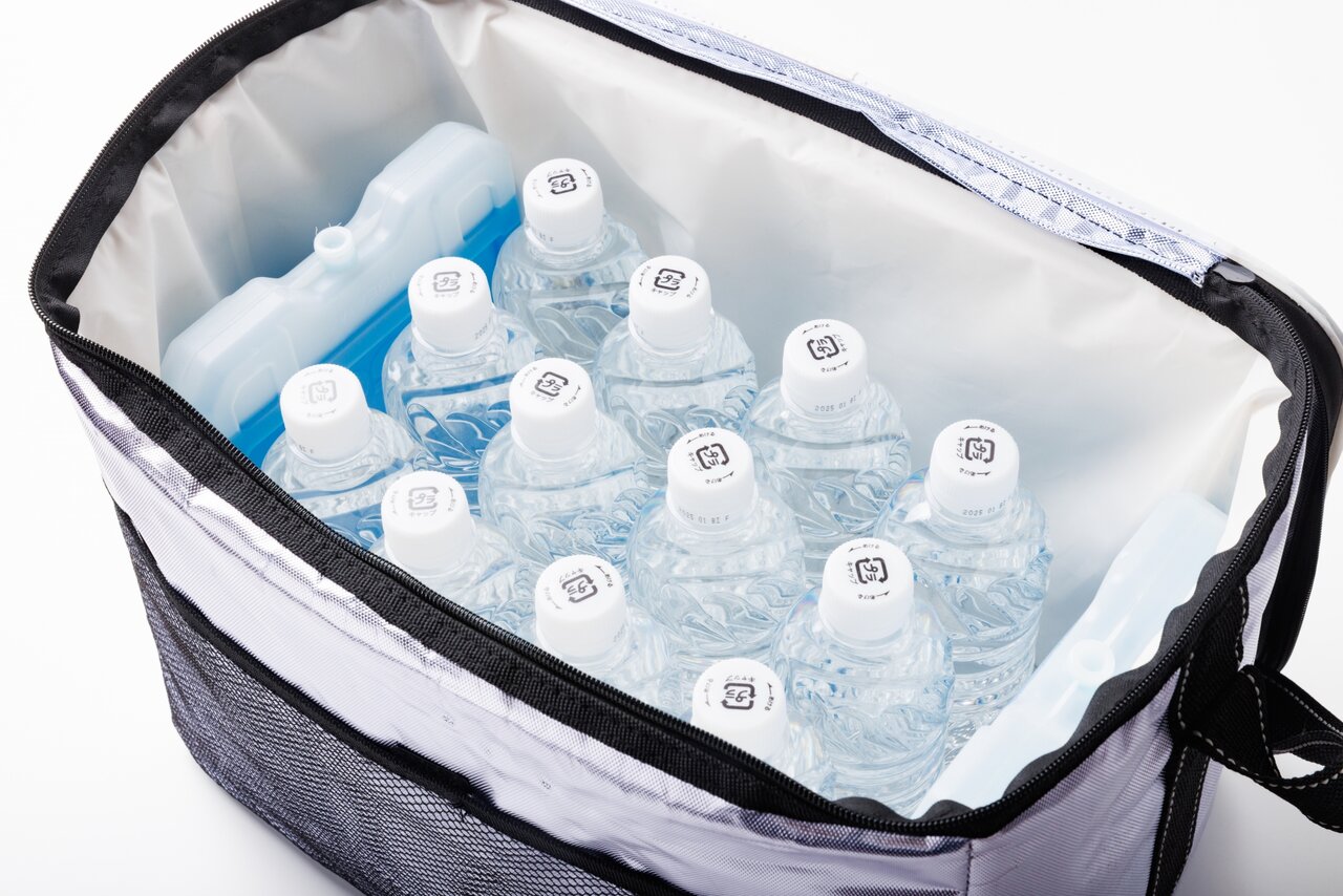 ペットボトルの入ったクーラーボックス
