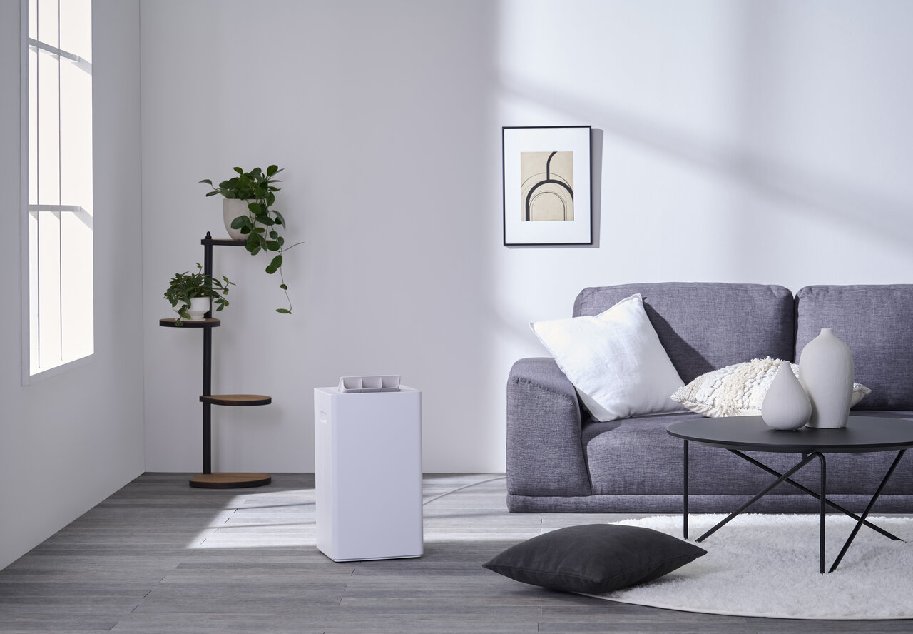 部屋に置かれた除湿機