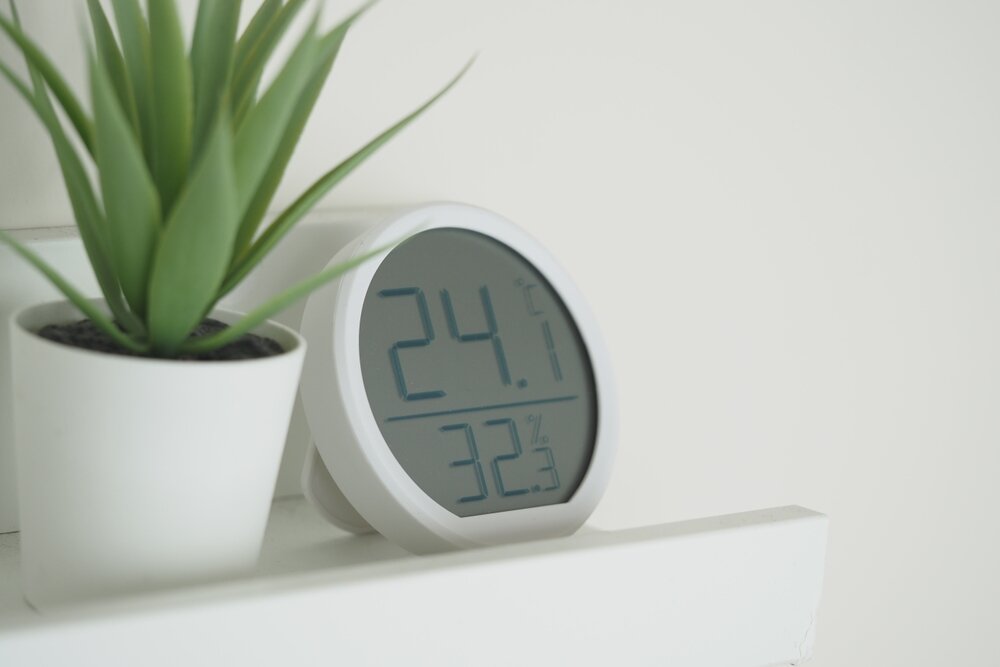 部屋に置かれた湿度計