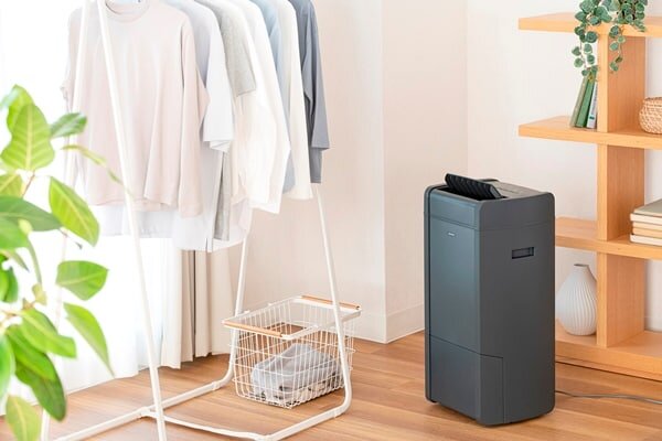 室内干しに置かれた除湿機