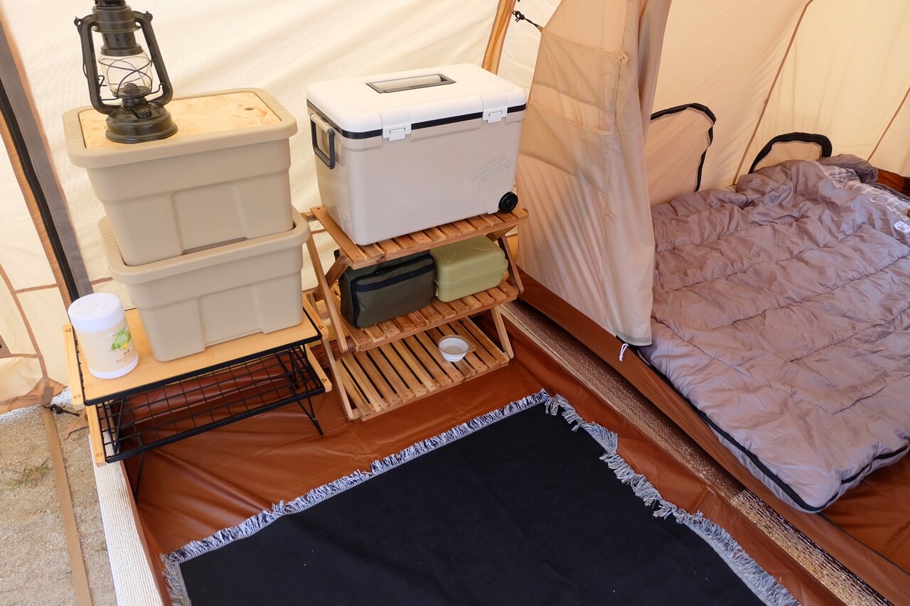 テントの中に置かれたクーラーボックス
