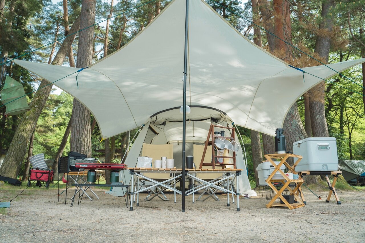 テントの中に置かれたクーラーボックス