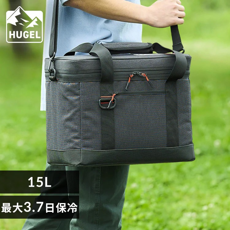 クーラーボックスを持つ男性