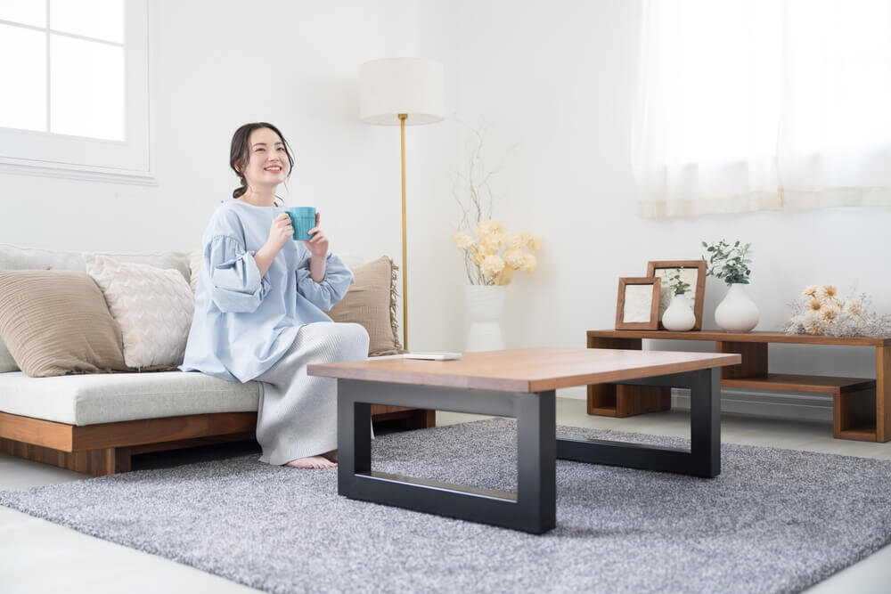 リビングでくつろぐ女性