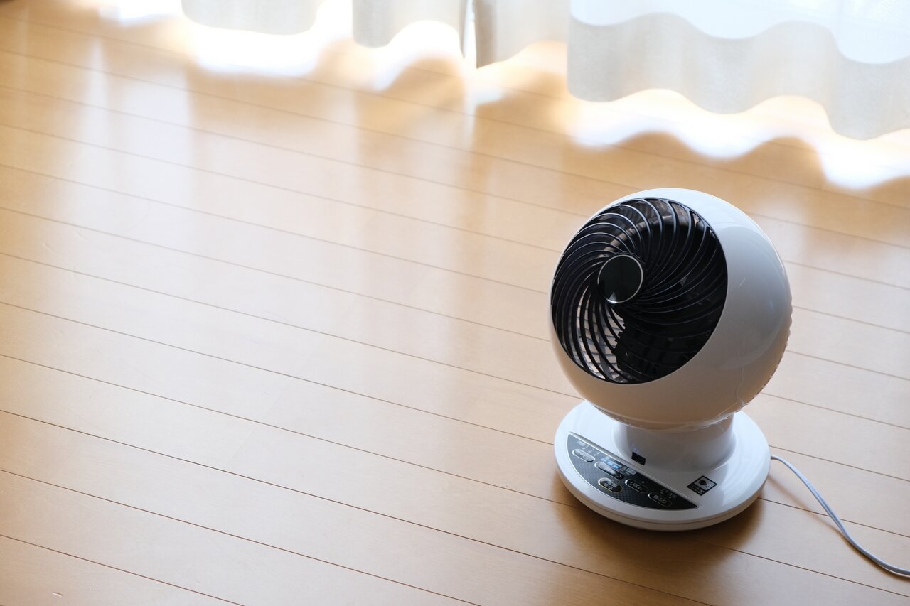 部屋に置かれたサーキュレーター