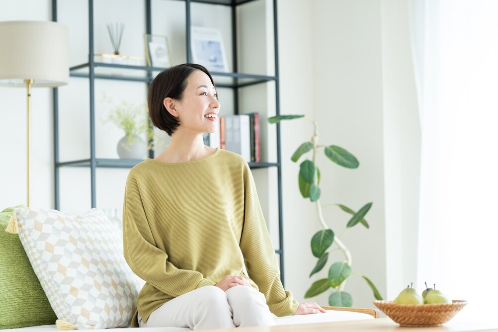 リビングでくつろぐ女性