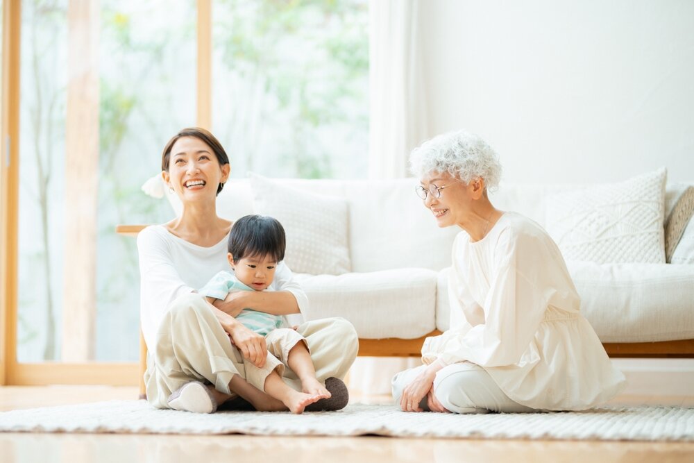 快適なリビングでくつろぐ三世代家族