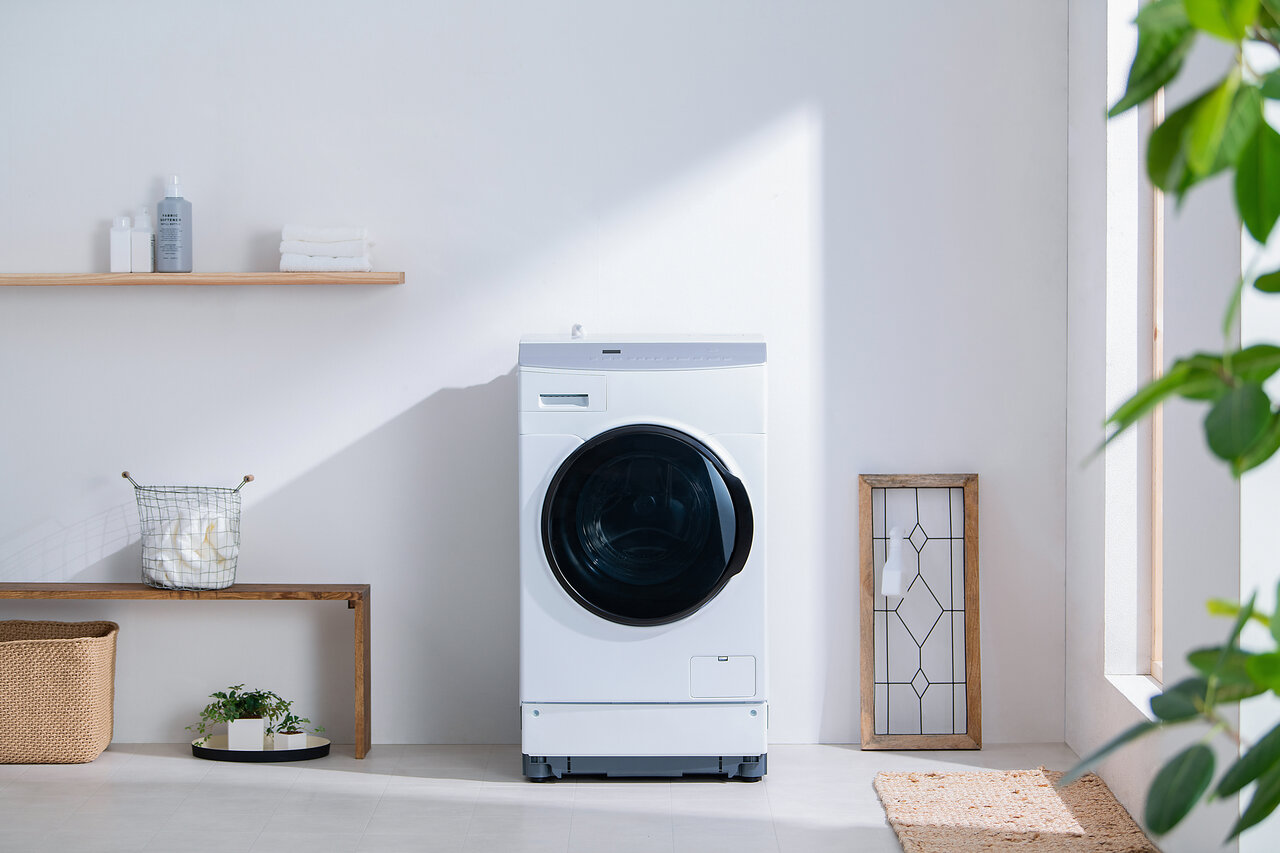 部屋に置かれているドラム式洗濯乾燥機