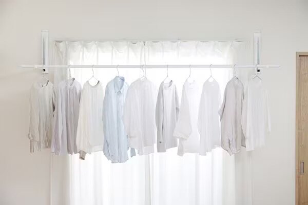 窓際に設置された物干し