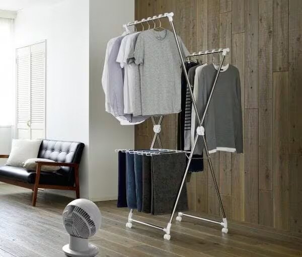 モダンなリビングに設置された室内物干し