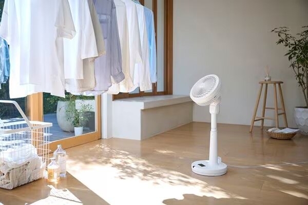 窓辺に干された洗濯物を乾かすサーキュレーター扇風機