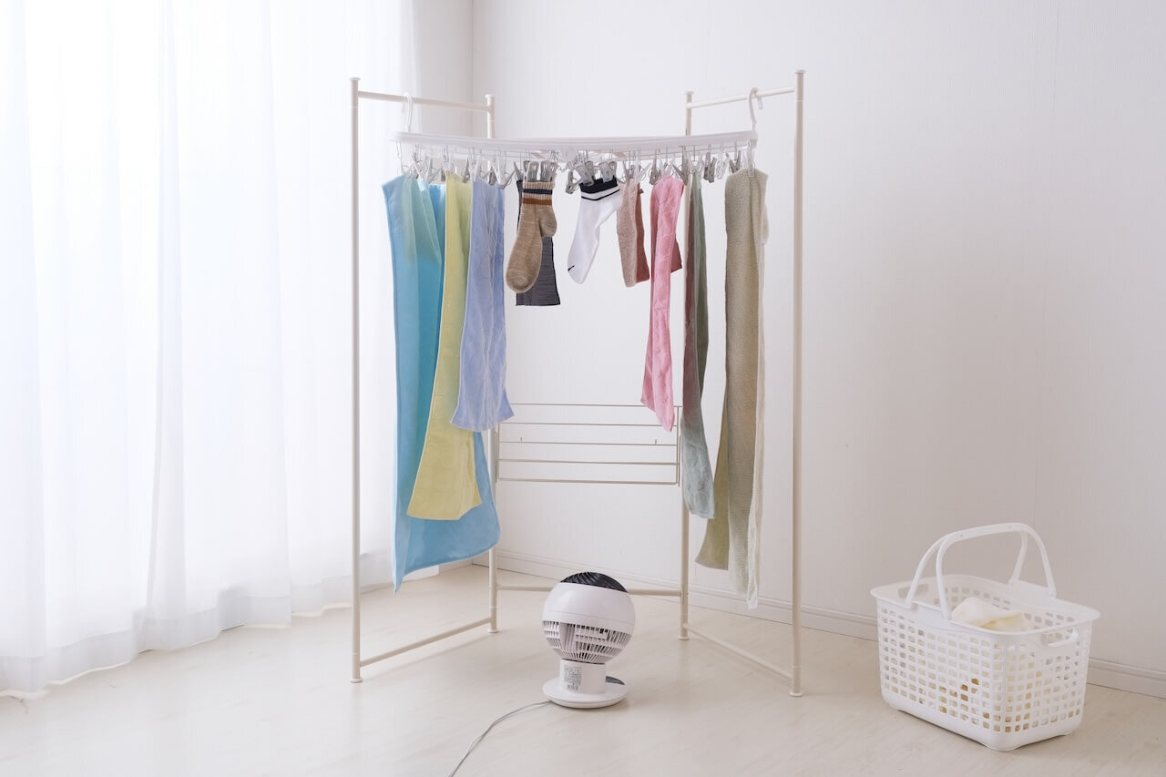 アーチ状に干された洗濯物を乾かすサーキュレーター