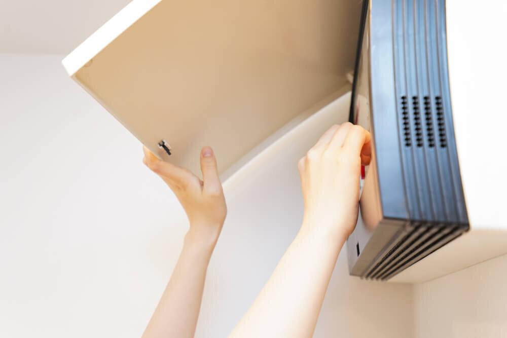 ブレーカーを操作する人の手