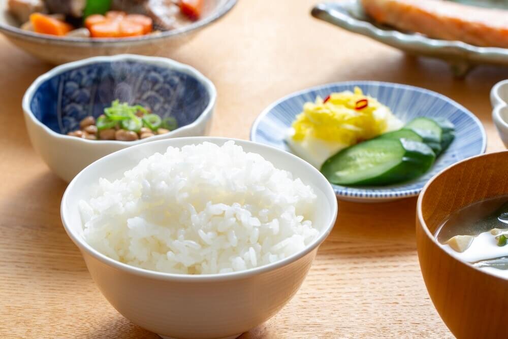 食卓に料理と並べられたごはん