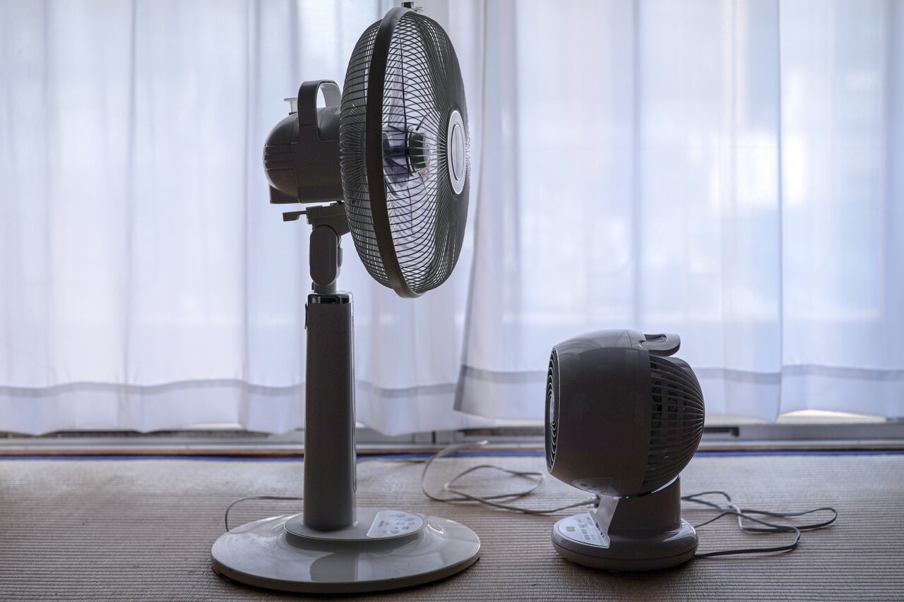 扇風機とサーキュレーターが向かい合う