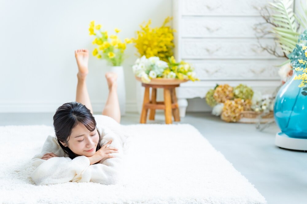 ラグの上に寝転ぶ女性