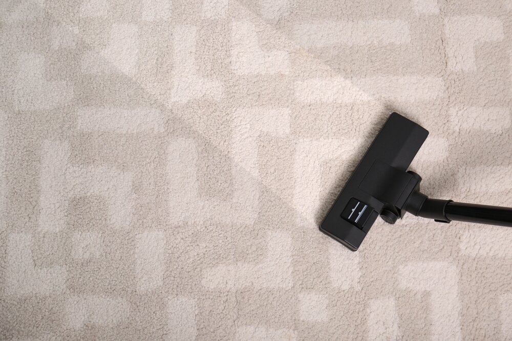 カーペットを掃除機で掃除する様子