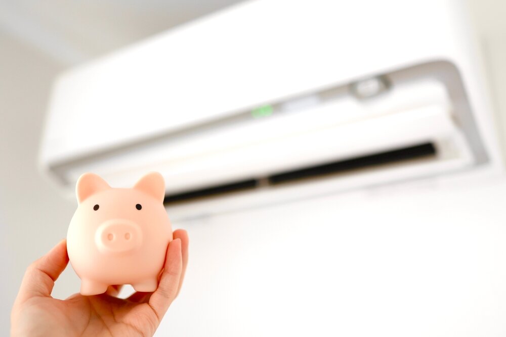 ランプが付いているエアコンと豚の貯金箱