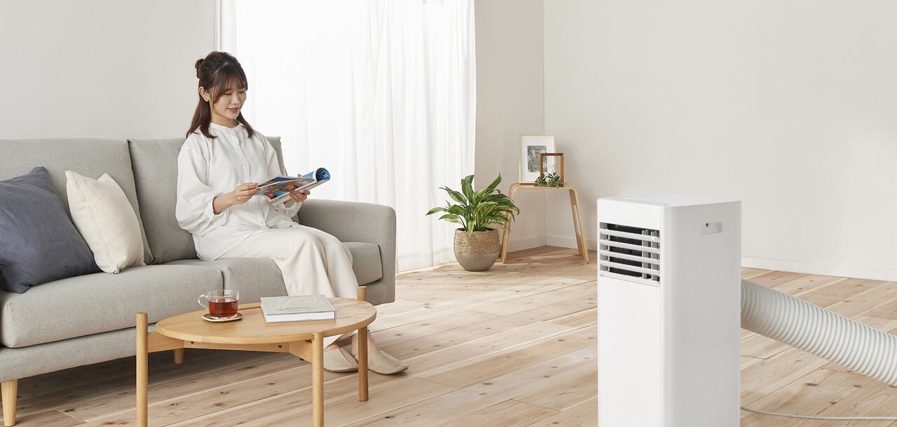 スマホを操作する女性