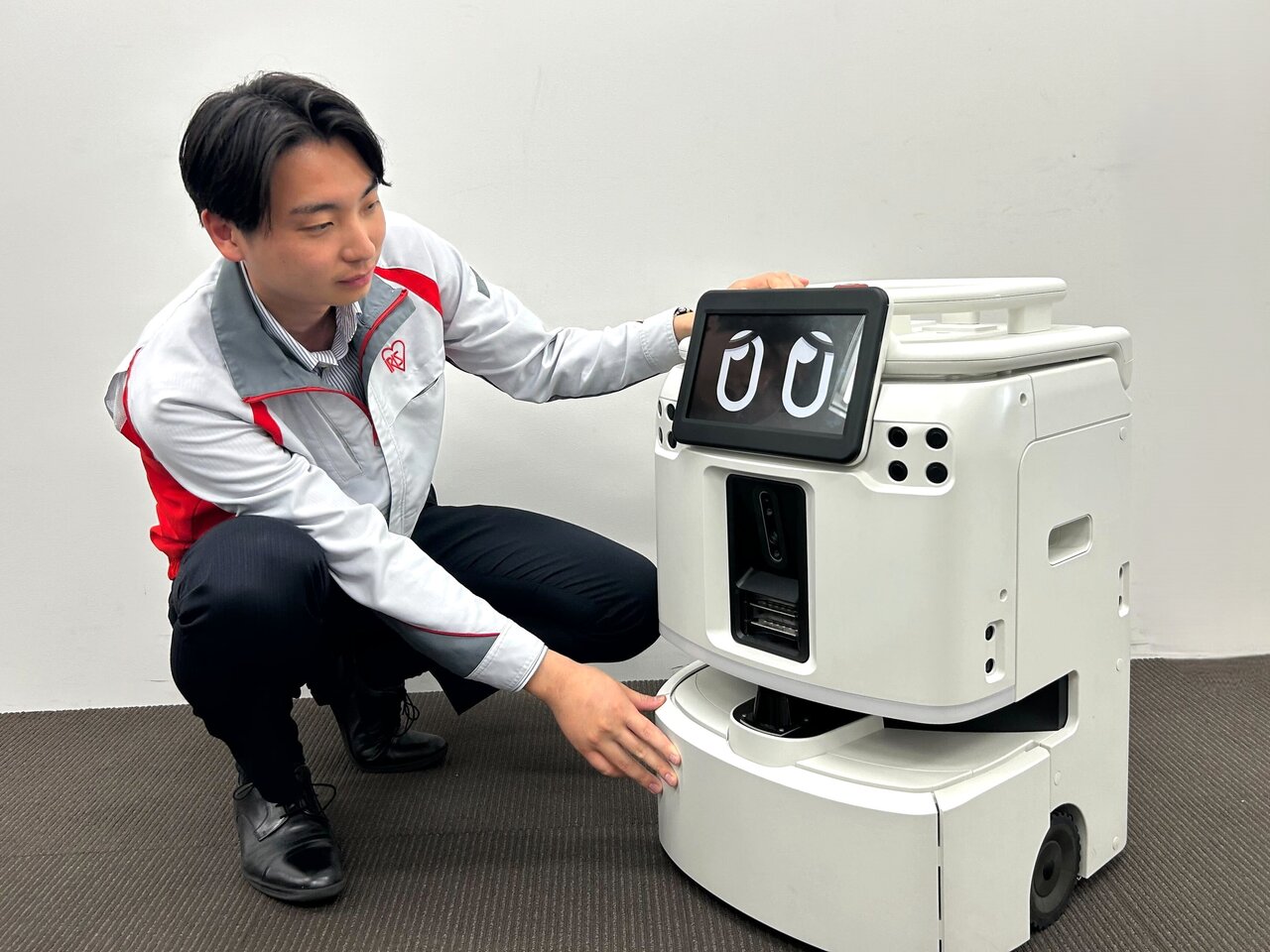 法人向けDX清掃ロボット「JILBY（ジルビー）」と田中さん