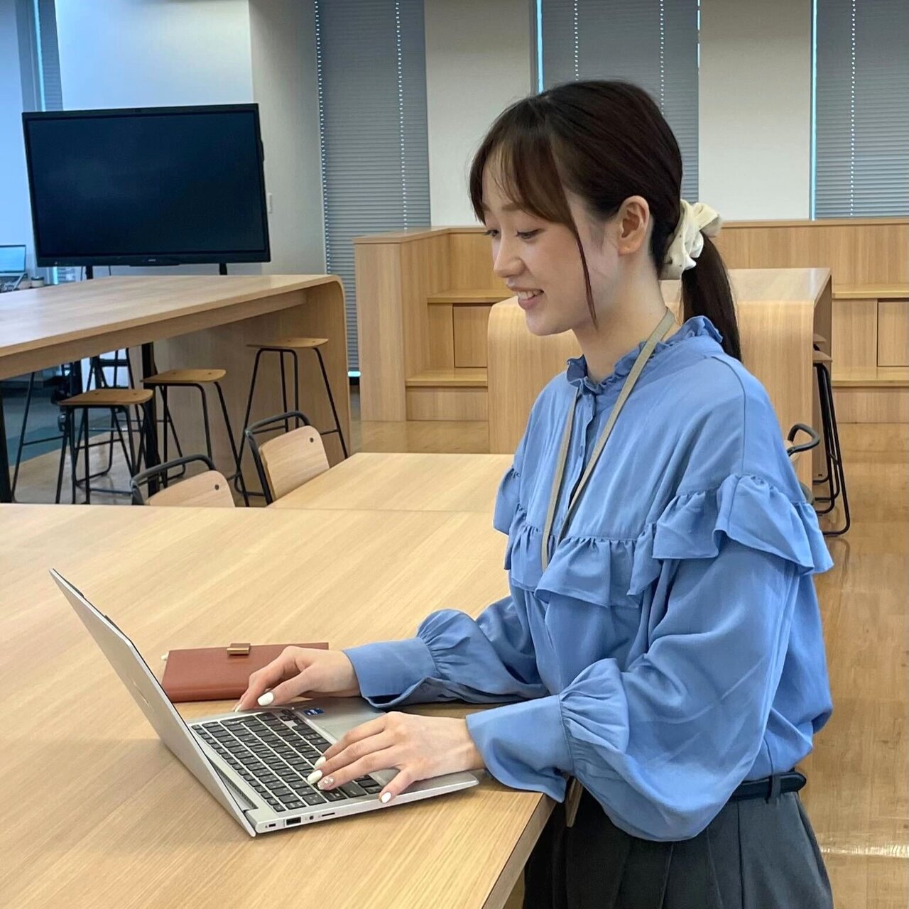 デスクでPC作業中の澤田さん