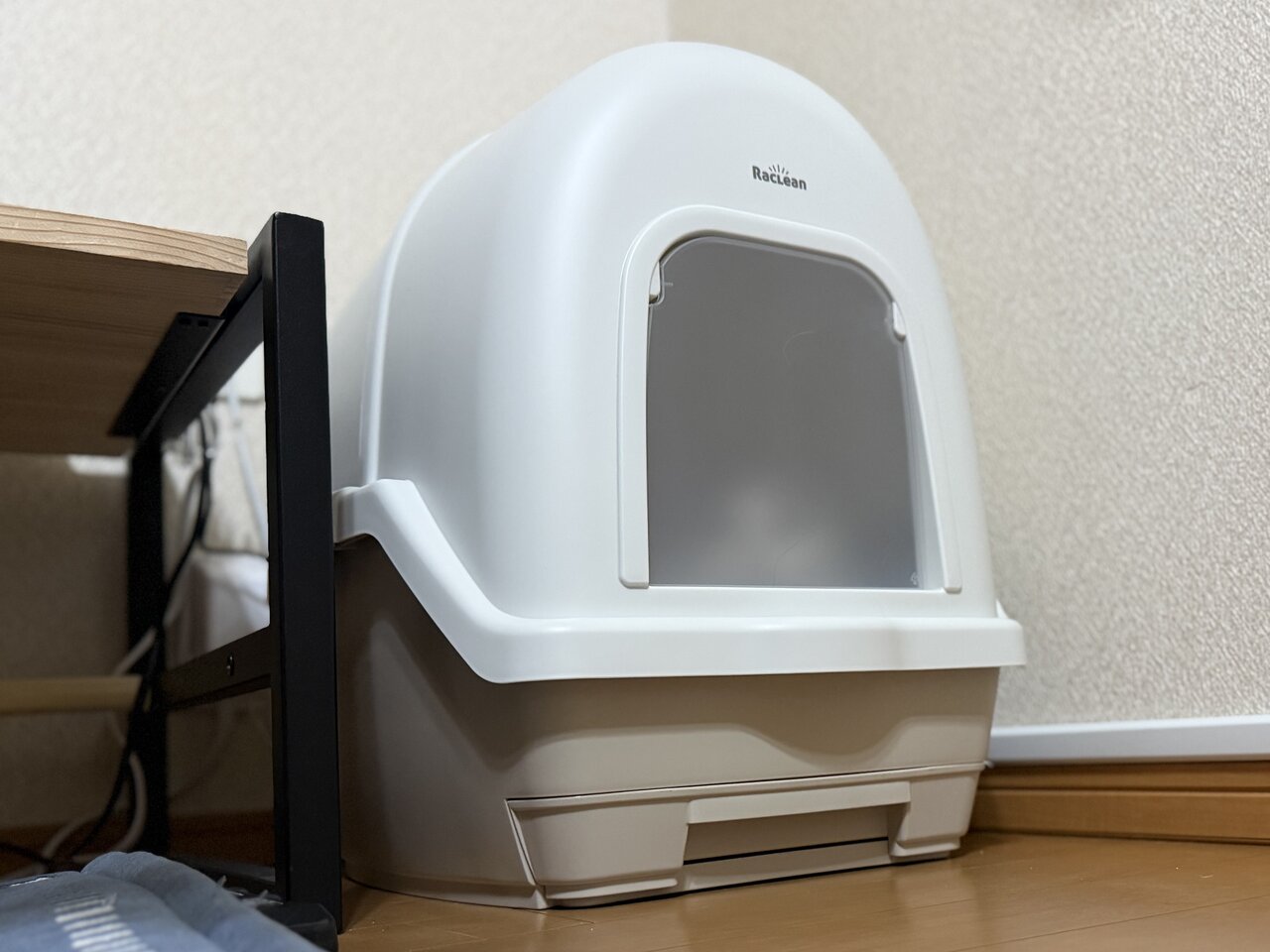 部屋に設置された「炭脱臭ファン付き猫トイレ」