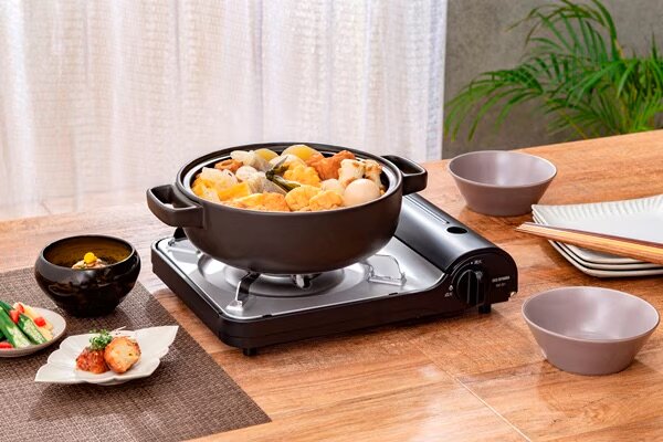 食卓に置かれたカセットコンロと鍋