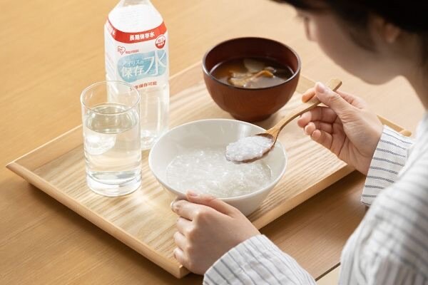 食卓に置かれたアイリスオーヤマの保存水