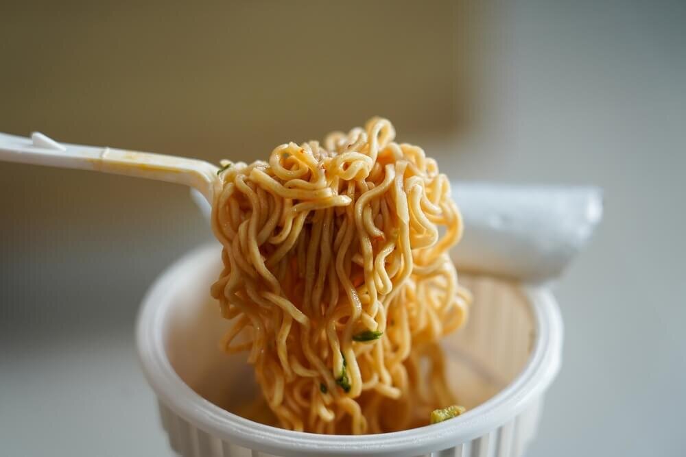 フォークですくったインスタント麺