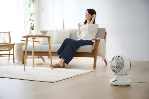 サーキュレーターのある部屋にいる人