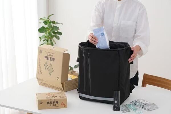 防災リュックの中身を詰める人