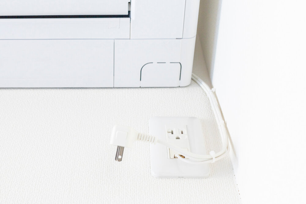 電源プラグが抜けたエアコン