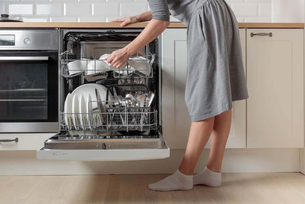 ビルトイン食洗機の扉を開ける女性
