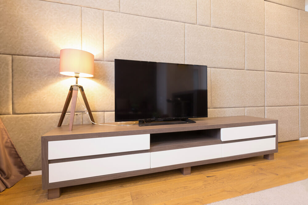 テレビ台に置かれたテレビ