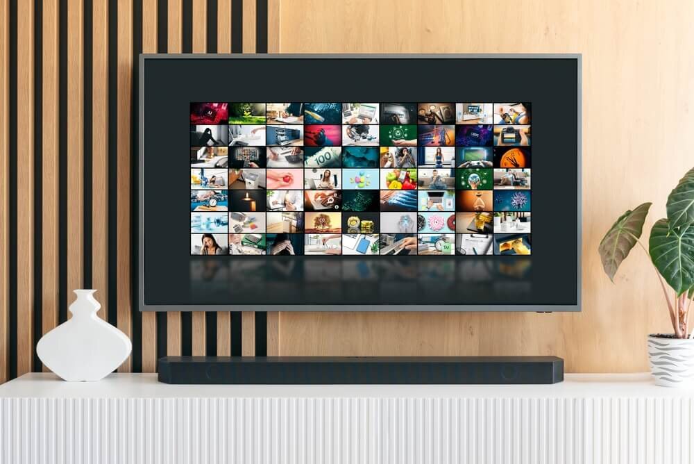 さまざまな動画コンテンツが表示されているテレビ