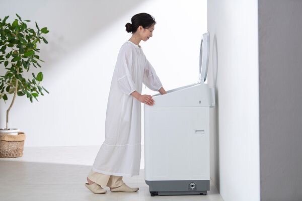 洗濯機から洗濯物を取り出す女性