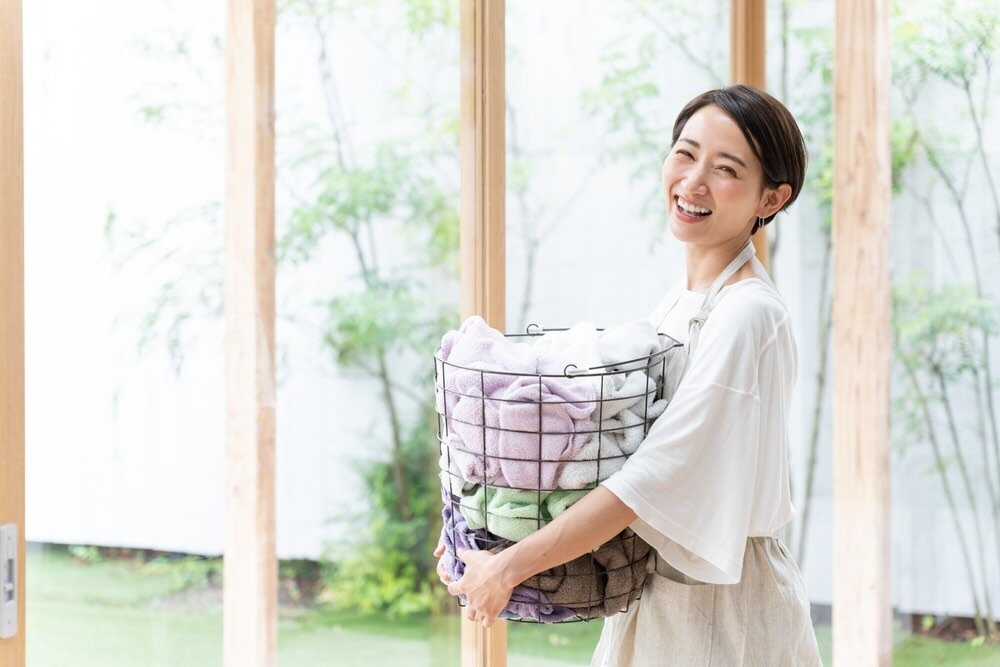 洗濯カゴを持った若い女性
