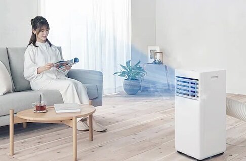 アイリスオーヤマのポータブルクーラーで涼む女性