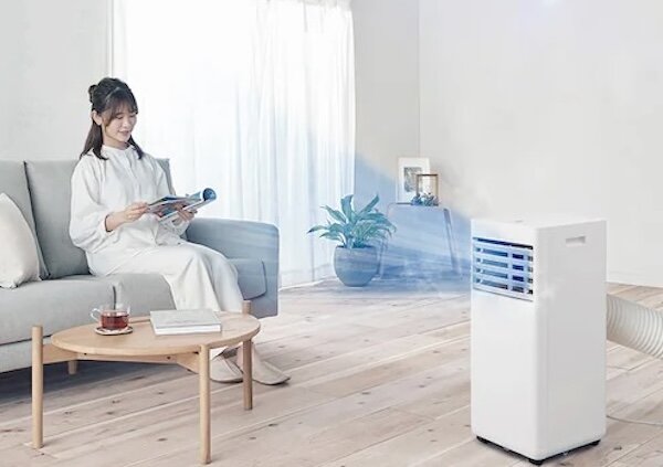 アイリスオーヤマのポータブルクーラーで涼む女性